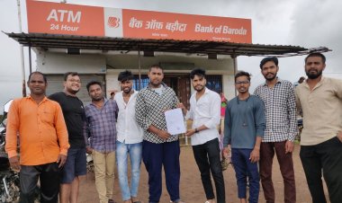 खोरपा बैंक ऑफ बड़ौदा में एटीएम और पासबुक एंट्री मशीन की मांग को लेकर युवाओं ने सौपा  ज्ञापन।
