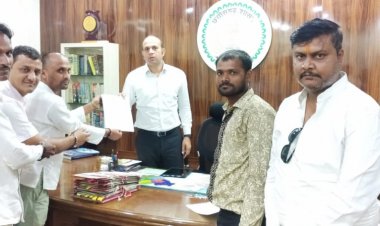 डीएपी खाद की आपूर्ति के संबंध में रायपुर कलेक्टर को ज्ञापन सौंपा गया ।