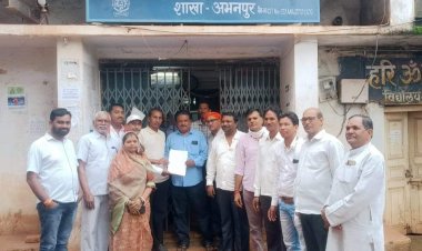 भाजपा किसान मोर्चा ने सहकारी बैंक लिमिटेड अभनपुर में  ज्ञापन सौंपा।
