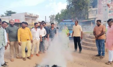 भाजपा मंडल अभनपुर द्वारा सासंद अधिरंजन चौधरी का पुतला फूंका गया।