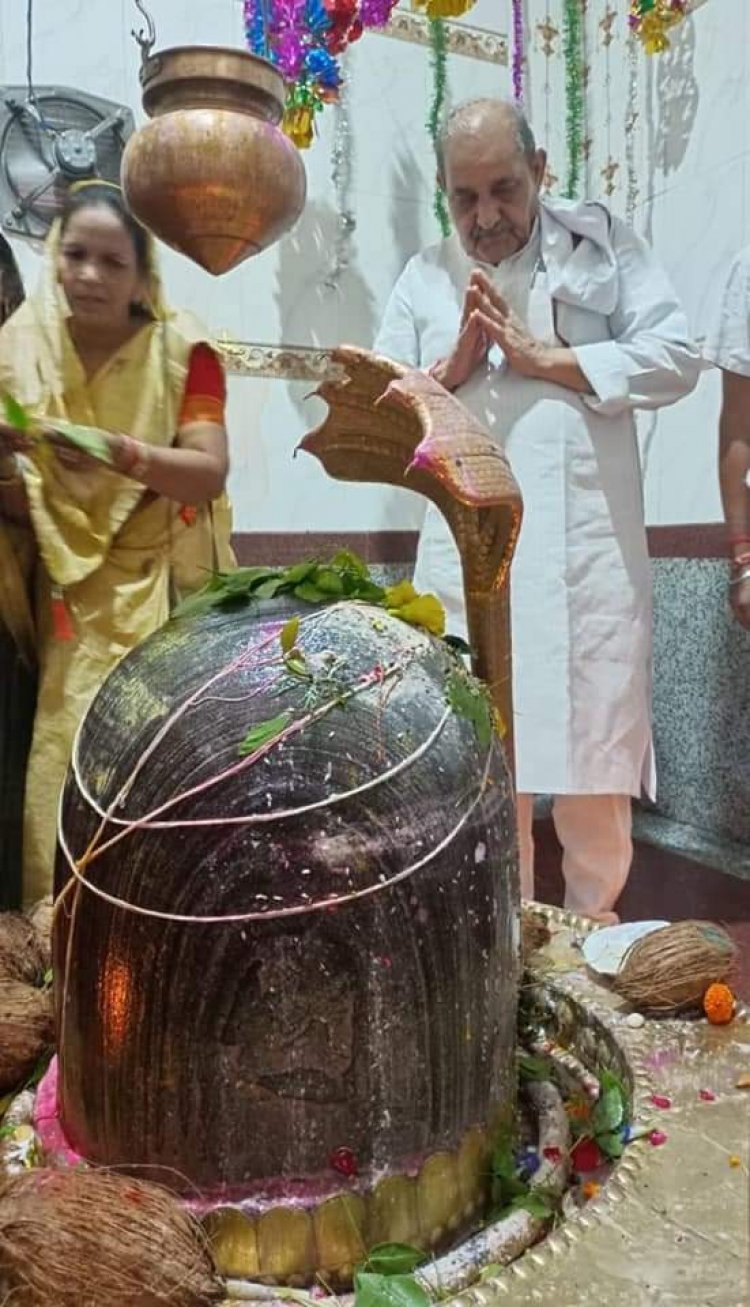 विधायक धनेन्द्र साहू ने सारखेश्वर मंदिर सारखी में जलाभिषेक कर क्षेत्रवासीयो के लिए खुशहाली मांगी।