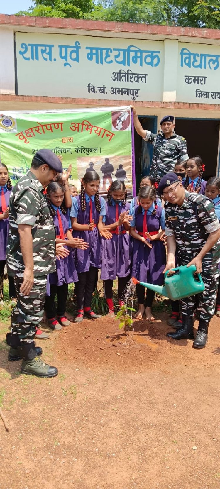 ग्राम खण्डवा में सीआरपीएफ कैम्प थनौद के अधिकारियों एवं कार्मिकों द्वारा वृक्षारोपण किया गया।