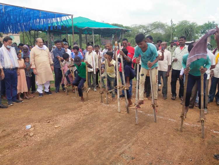 टेकारी गौठान में विधायक धनेंद्र साहू ने  मनाया हरेली पर्व ।