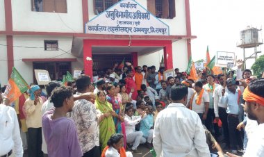 भाजयुमो कार्यकर्ताओ ने  एसडीएम कार्यालय में बोला हल्ला , टूटे बैरिकेट्स।