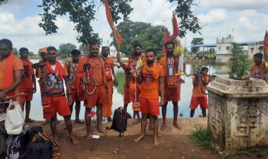 बोल बम के जयघोष के साथ धुसेरा (अभनपुर) से निकली कांवरियों की टोली ।