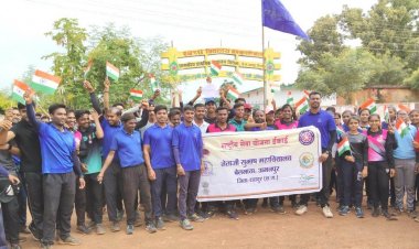 नेताजी सुभाष कॉलेज के छात्र-छात्राओं द्वारा हर घर तिरंगा लगाने गिरोला के ग्रामीणों से की अपील।