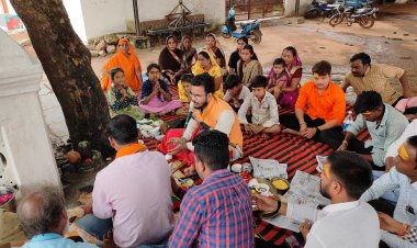 नवघोष युवा संगठन द्वारा दुग्धाभिषेक किया गया।
