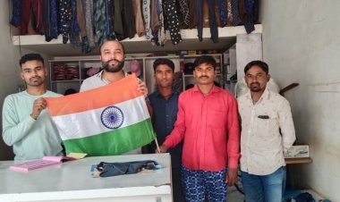 अभनपुर में सैकड़ों तिंरगा झंडा वितरण किया गया।