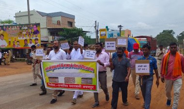 जर्जर सड़क की मरम्मत की मांग को लेकर पदयात्रा निकाली गईं।