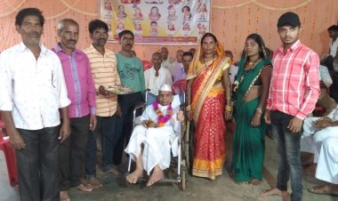 जन्माष्टमी पर बुजुर्गो का सम्मान किया गया।