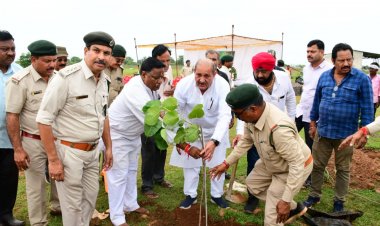विधायक धनेन्द्र साहू द्वारा कृष्ण कुंज योजना का शुभारंभ किया।
