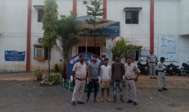 अभनपुर छोटे उरला के पास अवैध शराब बेचते तीन लोग गिरफ्तार।