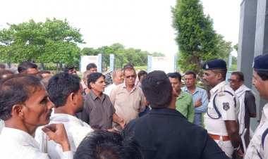 उपरवारा में अवैध शराब बंद कराने व कार्यवाही को लेकर थाना प्रभारी को ज्ञापन सौंपा।