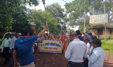 कर्मचारी अधिकारी फेडरेशन अभनपुर ने निकाली मशाल रैली