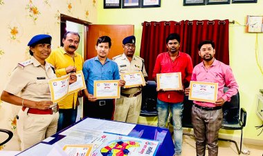 सायबर जागरूकता के लिए अभनपुर टीम को किया गया सम्मानित