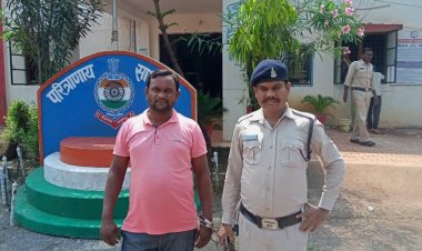 अभनपुर छोटे उरला मोड़ में अवैध शराब बेचते युवक गिरफ्तार।