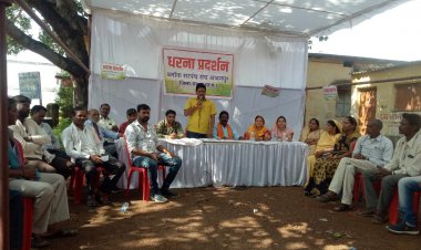 अभनपुर में अनिश्चितकालीन हड़ताल पर बैठे सरपंच संघ