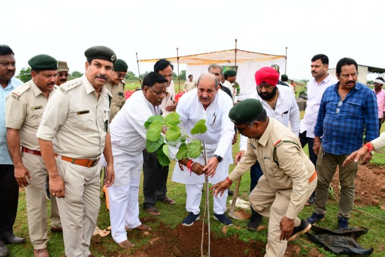 विधायक धनेन्द्र साहू द्वारा कृष्ण कुंज योजना का शुभारंभ किया।