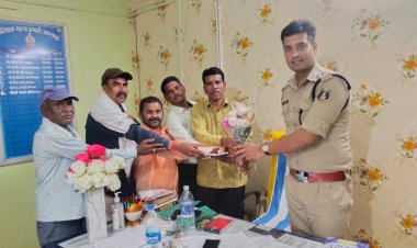 राज मिस्त्री कल्याण समिति के पदाधिकारियो ने की अभनपुर थाना प्रभारी राहुल शर्मा से मुलाकात ।