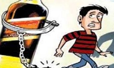 खोरपा में ग्राहकों को शराब पिलाते अंडा ठेला संचालक गिरफ्तार।