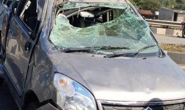 अभनपुर-चंडी मोड़ में कार को मारी हाईवा ने  टक्कर, कार क्षतिग्रस्त।