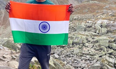 अभनपुर के कपिल ने हिमांचल की हम्पटा पास ट्रेक पर लहराया तिरंगा।