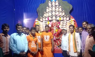 बेलर में स्थापित दुर्गा पंडाल में दर्शन करने पहुंचे नेहरू साहू।