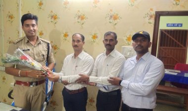 अभनपुर में नव पदस्थ टीआई से पूर्व सैनिकों ने की मुलाकात ।