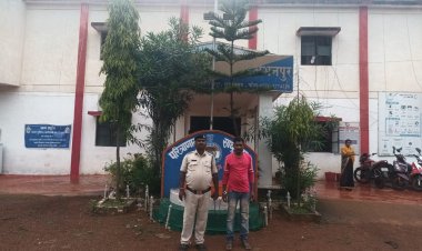 चाकूबाजी के मामले में फरार युवक गिरफ्तार ।