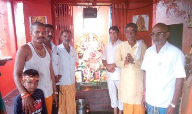 दुर्गाष्टमी पर अपने निर्वाचन क्षेत्र के मंदिरों में दर्शन करने पहुंचे जनपद सदस्य संतराम साहू।