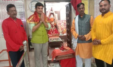 माता रानी के दर्शन को पंडालों में पहुंचे चिन्मय दावड़ा