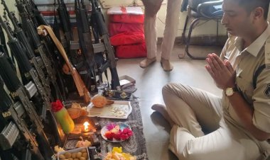 विजयादशमी पर अभनपुर थाना में अस्त्र शस्त्र की गई पूजा