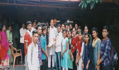 श्री कुलेश्वर नाथ कॉलेज के विद्यार्थियों ने सहायक प्राध्यापक के स्थानांतरण रुकवाने पहुंचे विधायक निवास।