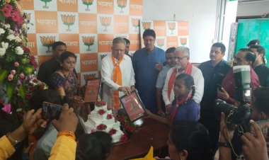 बिरोदा स्कूल छात्रा गरिमा एवम हितैषी को पूर्व मुख्यमंत्री रमन सिंह द्वारा कर्मयोगिनी सम्मान से नवाजा गया।