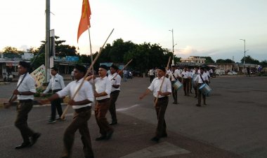 नवा रायपुर के सेक्टर 27 में राष्ट्रीय स्वयं सेवक द्वारा किया गया पथ संचलन