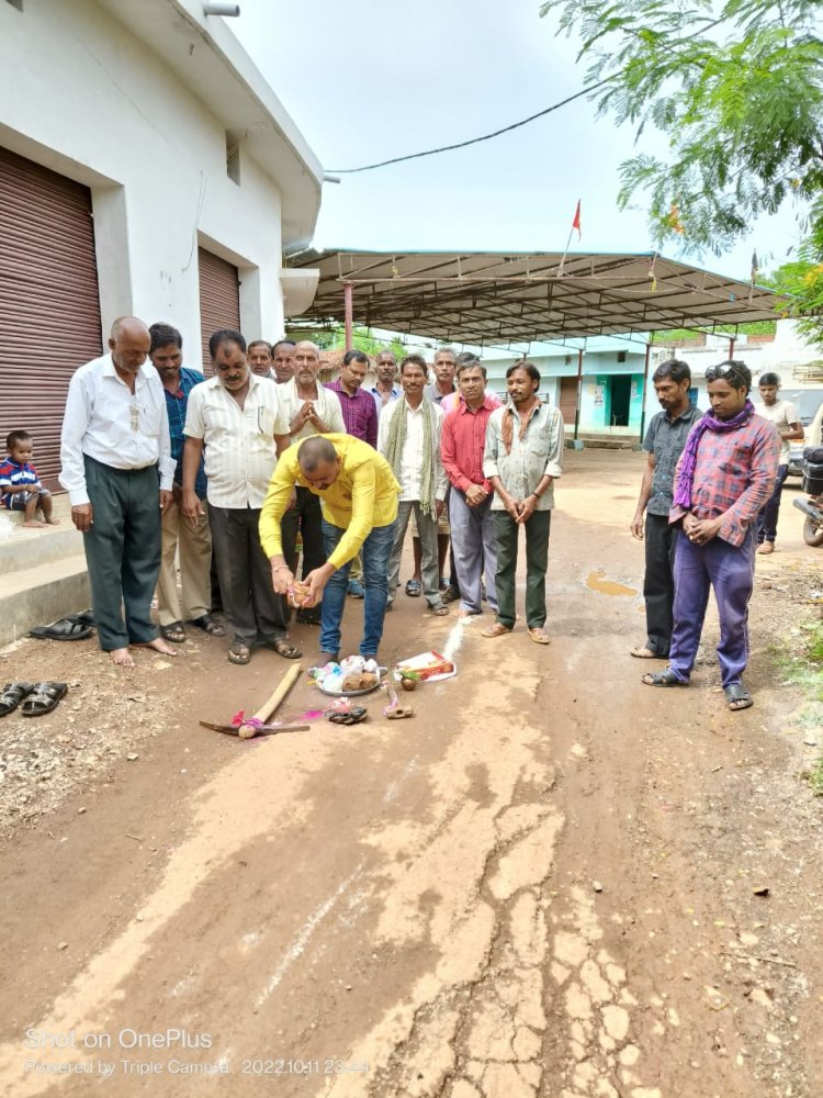 बिरोदा में सरपंच ने किया सीसी रोड का भूमिपूजन।