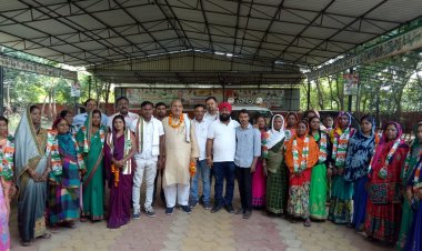 विधायक धनेंद्र के सामने पार्षद सहित दर्जनों लोग हुए कांग्रेस में शामिल।