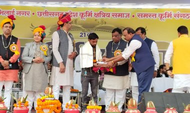 कुर्मी संझा में  तामासिवनी के  रेत कलाकार हेमचंद हुए सम्मानित