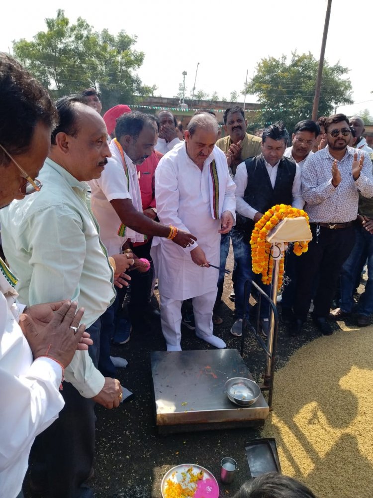 अभनपुर कृषि उपज मंडी में धान तोलकर विधायक धनेंद्र साहू ने धान खरीदी का किया शुभारंभ