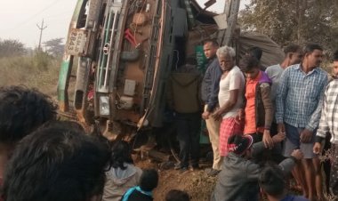 खोरपा कल्पतरू प्लांट के पास अनियंत्रित ट्रक बिजली पोल से टकरा कर हुआ क्षतिग्रस्त, चालक गंभीर