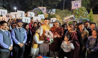 विधानसभा अध्यक्ष चरणदास महंत को जन्मदिन की बधाई देने पहुंचे चिन्मय दावड़ा,फाउंडेशन के बच्चे ने अनोखे अंदाज में दी शुभकामनाएं