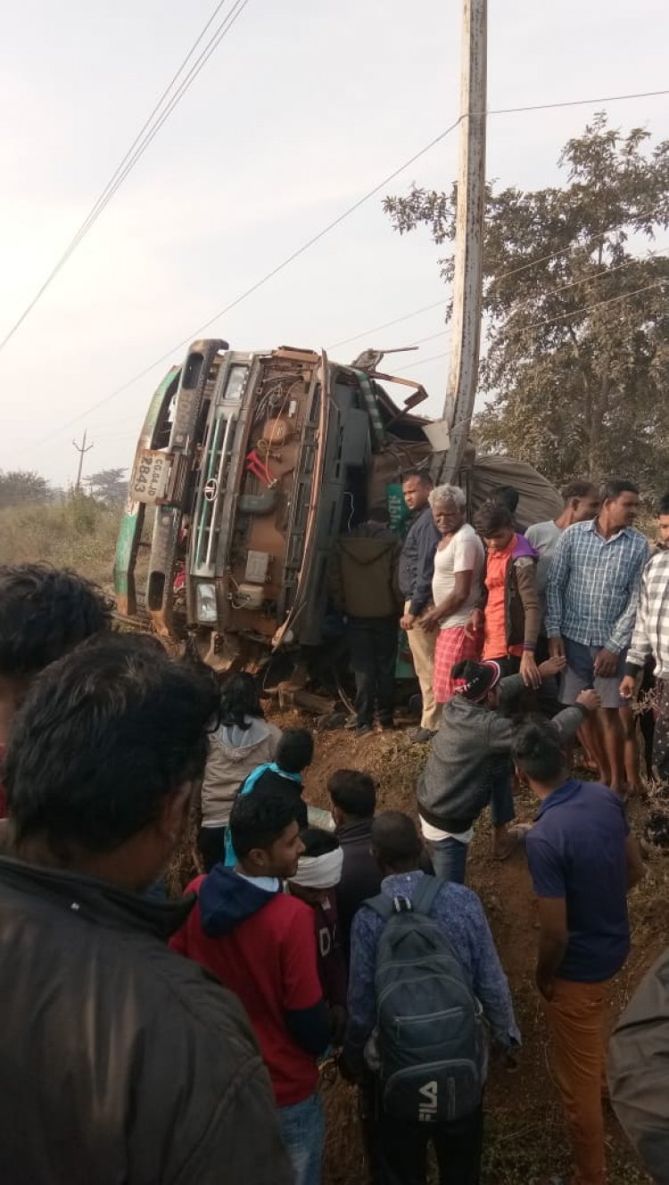 खोरपा कल्पतरू प्लांट के पास अनियंत्रित ट्रक बिजली पोल से टकरा कर हुआ क्षतिग्रस्त, चालक गंभीर