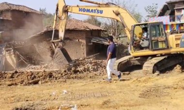 रेलवे लाइन निर्माण की प्रक्रिया में तेजी : मुआवजा मिलने के बाद भी नहीं हटाया अवैध कब्जा, प्रशासन ने चलाया बुलडोजर