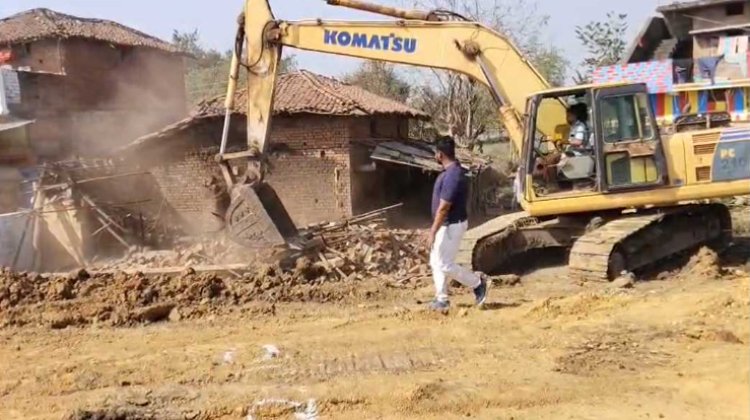 रेलवे लाइन निर्माण की प्रक्रिया में तेजी : मुआवजा मिलने के बाद भी नहीं हटाया अवैध कब्जा, प्रशासन ने चलाया बुलडोजर