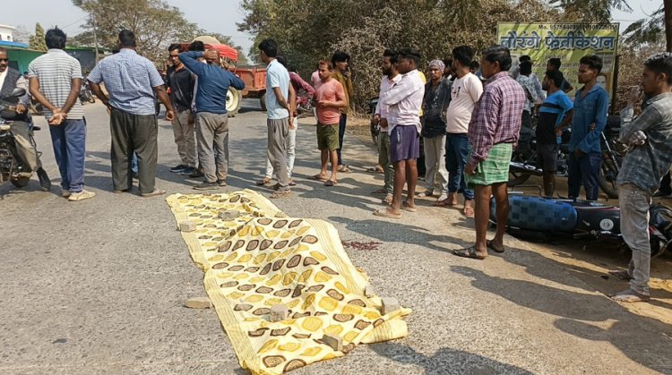 तेज रफ्तार वाहन की टक्कर से शिक्षक की मौत, आक्रोशित परिजन और ग्रामीणों ने किया चक्काजाम, सड़क पर लगी वाहनों की लंबी कतार
